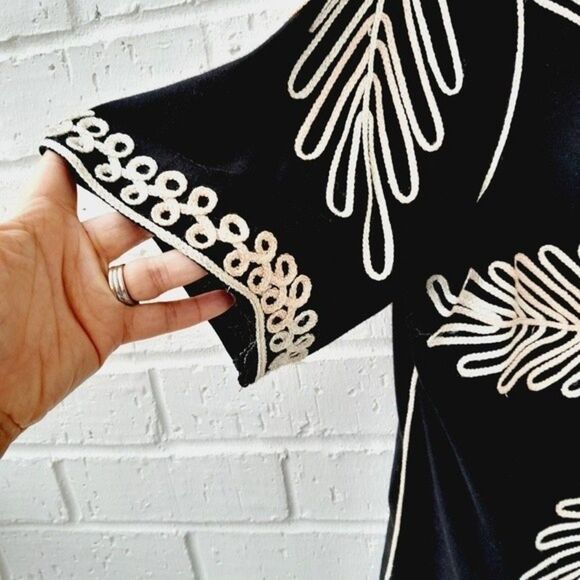 LAUREN MICHELLE Woman Plus Stretchy Knit Ribbon Metallic Embroidery Top sz: 2X - Picture 4 of 8